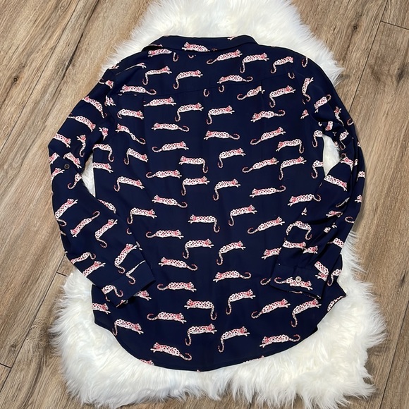 Loft Jaguar Leopard Navy Blue Roll Tab Sleeve Button Down Shirt Size Medium - Picture 10 of 11